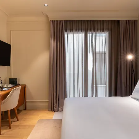 H10 Palacio Colomera فندق