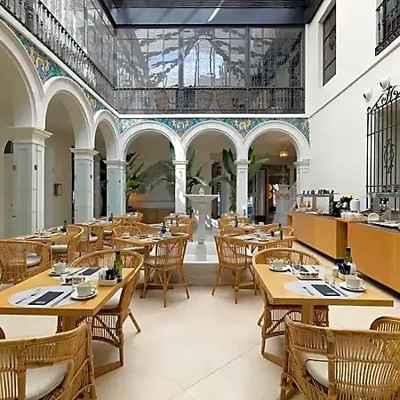 H10 Palacio Colomera 호텔