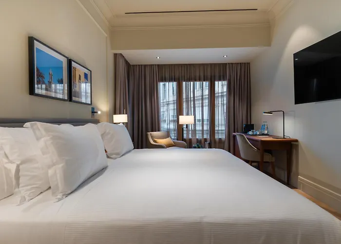 Отель H10 Palacio Colomera