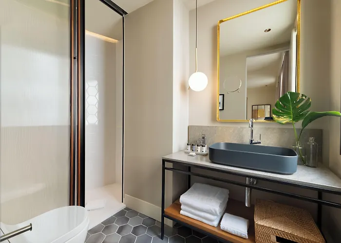 H10 Palacio Colomera Отель