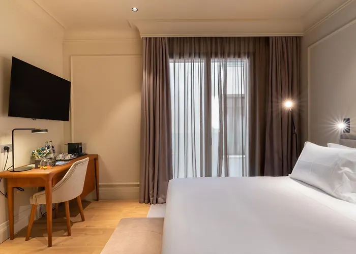 H10 Palacio Colomera ホテル