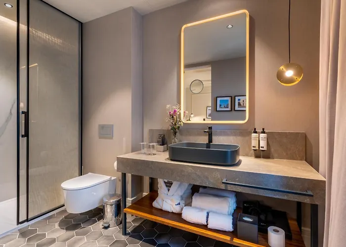 H10 Palacio Colomera ホテル 4*