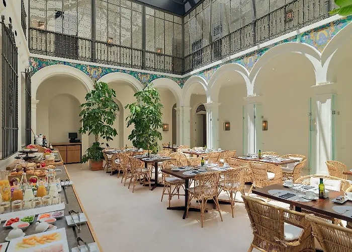 H10 Palacio Colomera ホテル